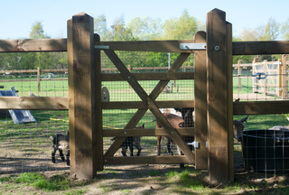 English Gate Dark Brown Complete Set -                                           Single gate 
